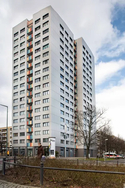 Modernisierte 3 Zimmerwohnung mit Einbauküche und Balkon am U-Bahnhof Friedrichsfelde — photo 1